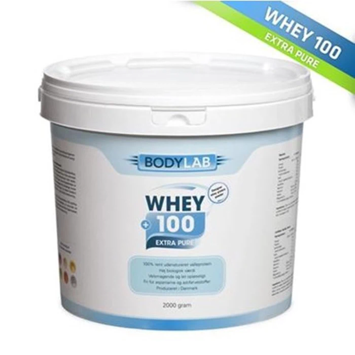 En hvid bøtte mærket BODYLAB Whey 100 Extra Pure, der indeholder 2000 gram valleproteinpulver, med et grønt og blåt banner i hjørnet, hvor der står Whey 100 Extra Pure.